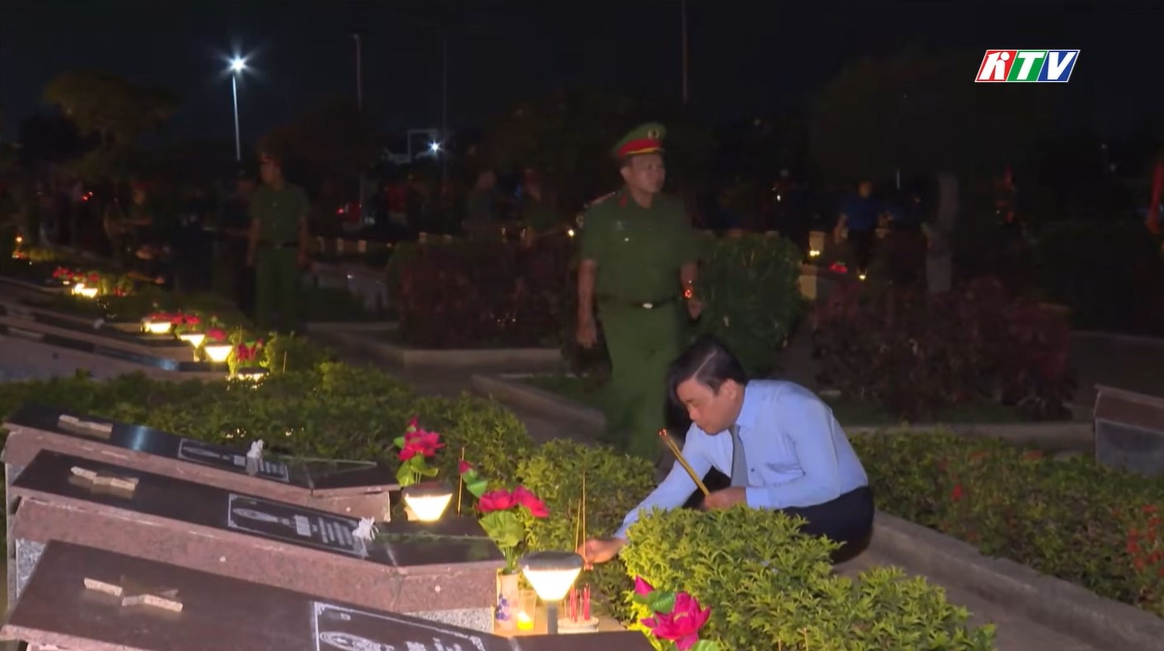 Thắp nến tri ân các Anh hùng liệt sĩ tại Nghĩa trang liệt sĩ Ninh Thuận - Hình 3